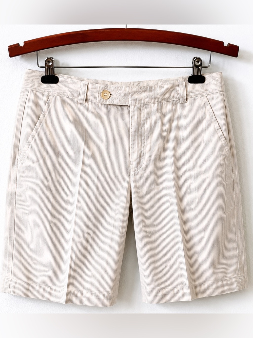Bandolino Women’s Tan & White Pin Stripe Flat-Front Shorts Size 10 - Picture 3 of 8